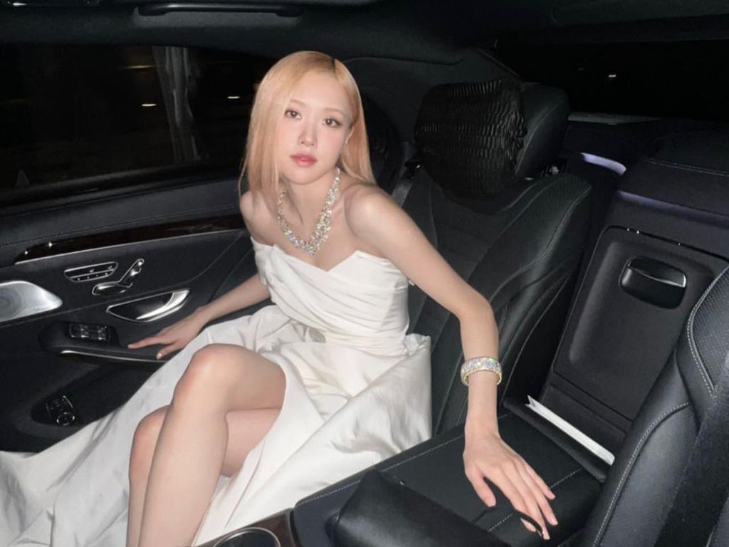 Rose BLACKPINK Pakai Kalung Berlian Rp 31 M, Bikin Netizen Geleng-geleng Rose BLACKPINK Pakai Kalung Berlian Rp 31 M, Bikin Netizen Geleng-geleng