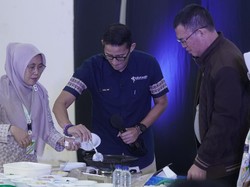 Momen Sandiaga Ditantang Emak-emak Bikin Kue Gunjing di Sumsel
