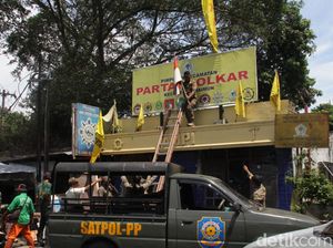 Dibangun di Atas Parit, Kantor Golkar di Medan Dibongkar Satpol PP