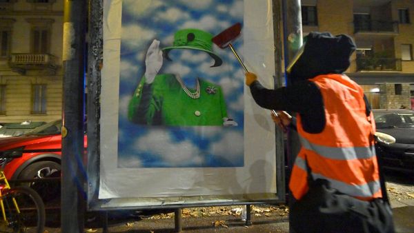 Seniman Bertopeng Buat Potret Ratu Elizabeth II Ada di Atas Langit