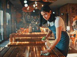 Jadi Pelayan Restoran, Dimaki hingga Diberi Tip Besar oleh Pelanggan