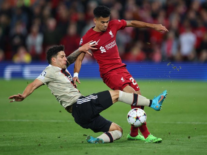 LIVERPOOL, ENGLAND - SEPTEMBER 13:  Luis Diaz of Liverpool in action with Jorge Sanchez of Ajax during the UEFA Champions League group A match between Liverpool FC and AFC Ajax at Anfield on September 13, 2022 in Liverpool, United Kingdom. (Photo by Marc Atkins/Getty Images)