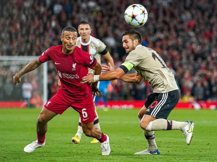LIVERPOOL, UNITED KINGDOM - SEPTEMBER 13: Thiago Alcantara of Liverpool, Dusan Tadic of Ajax during the UEFA Champions League match between Liverpool and Ajax at Anfield on September 13, 2022 in Liverpool, United Kingdom (Photo by Andre Weening/Orange Pictures/BSR Agency/Getty Images)