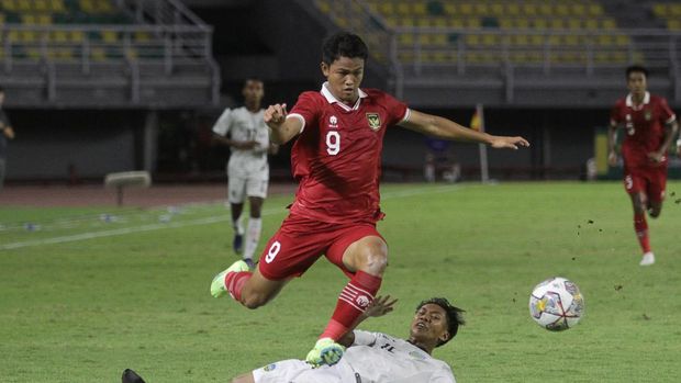 Pemain tim U-20 Indonesia Hokky Caraka Brilliant (atas) melewati hadangan pemain tim U-20 Timor-Leste Willian Quintas Vong saat pertandingan kualifikasi Piala Asia U-20 2023 Grup F di Stadion Gelora Bung Tomo, Surabaya, Jawa Timur, Rabu (14/9/2022). ANTARA FOTO/Moch Asim/foc.
