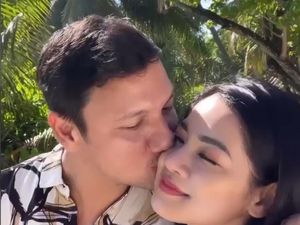 7 Potret Mesra Titi Kamal dan Suami di Maldives, Pasutri Rasa Pengantin Baru 7 Potret Mesra Titi Kamal dan Suami di Maldives, Pasutri Rasa Pengantin Baru