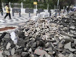 Benahi Jalur Pedestrian, Aspal Jalan Proklamasi Jakpus Dikelupas