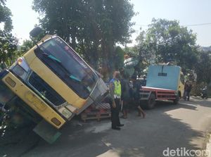 Gagal Nanjak, Truk Tabrak Rumah Warga di Sukabumi