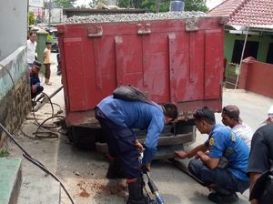 Truk Terperosok Dekat Stasiun Cibinong Bogor, Lalin Sempat Tersendat