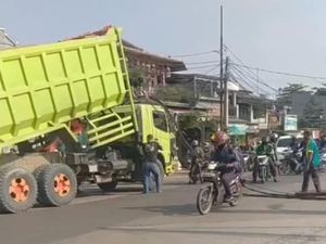 Truk Tersangkut Kabel Listrik hingga Tiangnya Roboh di Tangerang Truk Tersangkut Kabel Listrik hingga Tiangnya Roboh di Tangerang