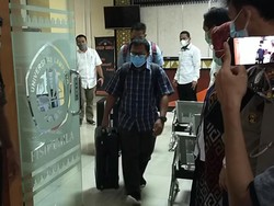 KPK Mengangkut Dokumen Terkait Penerimaan Mahasiswa Baru di Unila