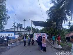 Warga Jambi Blokir Jalan karena Sering Rusak Dilintasi Truk Batu Bara