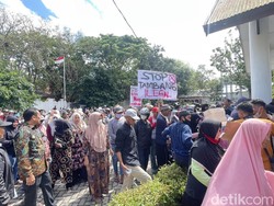 Warga Pinrang Geruduk Gedung DPRD, Desak Tambang Ilegal Ditutup