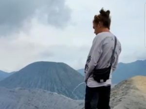 Turis Asing yang Kencingi Kawah Bromo Minta Maaf Turis Asing yang Kencingi Kawah Bromo Minta Maaf