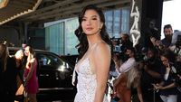 Kelas! Raline Shah ke New York Fashion Week Pakai Gaun Bolong-bolong