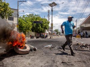 Warga Haiti Marah Atas Kenaikan Harga BBM, Penjarahan Marak!