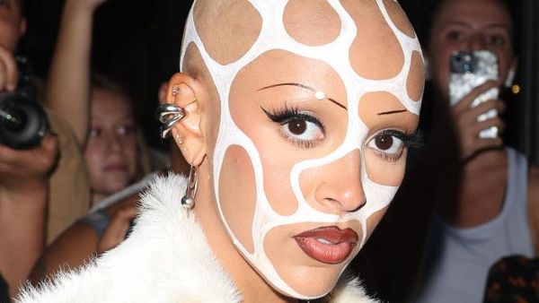 Gaya Nyentrik Doja Cat, Rambut Plontos-Alis Segaris