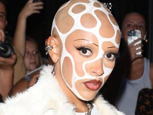 Gaya Nyentrik Doja Cat, Rambut Plontos-Alis Segaris