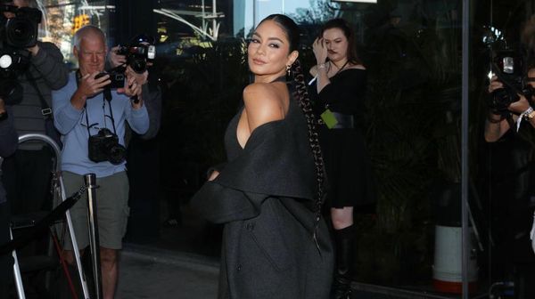 Gaya Bibir Mengerucut Vanessa Hudgens