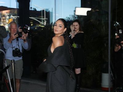 Gaya Bibir Mengerucut Vanessa Hudgens