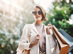 Dicuekin Saat Mau Beli LV, Wanita Ini Balas Dendam Bawa Uang Tunai Rp 1,3 M