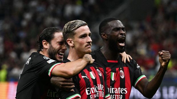 AC Milan's Belgian forward Alexis Saelemaekers (C) celebrates with teammates after scoring during the UEFA Champions League Group E football match between AC Milan and Dinamo Zagreb at the San Siro stadium in Milan on September 14, 2022. (Photo by MIGUEL MEDINA / AFP) (Photo by MIGUEL MEDINA/AFP via Getty Images)