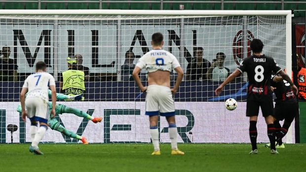 AC Milan's French forward Olivier Giroud (R) shoots and scores a penalty kick during the UEFA Champions League Group E football match between AC Milan and Dinamo Zagreb at the San Siro stadium in Milan on September 14, 2022. (Photo by MIGUEL MEDINA / AFP) (Photo by MIGUEL MEDINA/AFP via Getty Images)