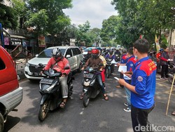 Buruh Cimahi Bagikan Selebaran Ajak Warga Demo Tolak Kenaikan Harga BBM