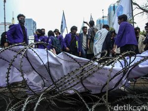 Demo Mahasiswa Tolak Kenaikan Harga BBM di Patung Kuda