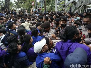 Detik-detik Mahasiswa Tembus Kawat Berduri-Adu Dorong dengan Polisi