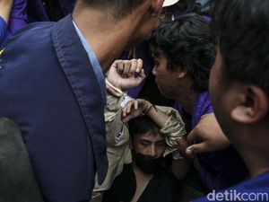 Sempat Panas, Sejumlah Mahasiswa Demo Tolak BBM Naik di Jakpus Terluka