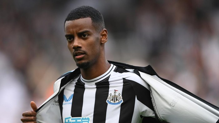 NEWCASTLE UPON TYNE, ENGLAND - SEPTEMBER 03: Newcastle United player Alexander Isak takes off his tracksuit top before the Premier League match between Newcastle United and Crystal Palace at St. James Park on September 03, 2022 in Newcastle upon Tyne, England. (Photo by Stu Forster/Getty Images)