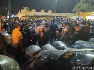 Suporter Blokade Jalan Ponti Sidoarjo Hadang Pemain Persebaya