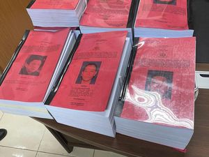 Melihat Tumpukan Berkas Kasus Perintangan Penyidikan Pembunuhan Yoshua Melihat Tumpukan Berkas Kasus Perintangan Penyidikan Pembunuhan Yoshua