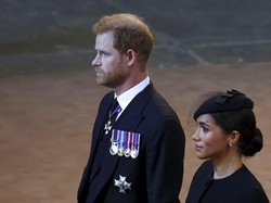 Kisah Penumpang yang Satu Pesawat dengan Pangeran Harry Saat Ratu Wafat