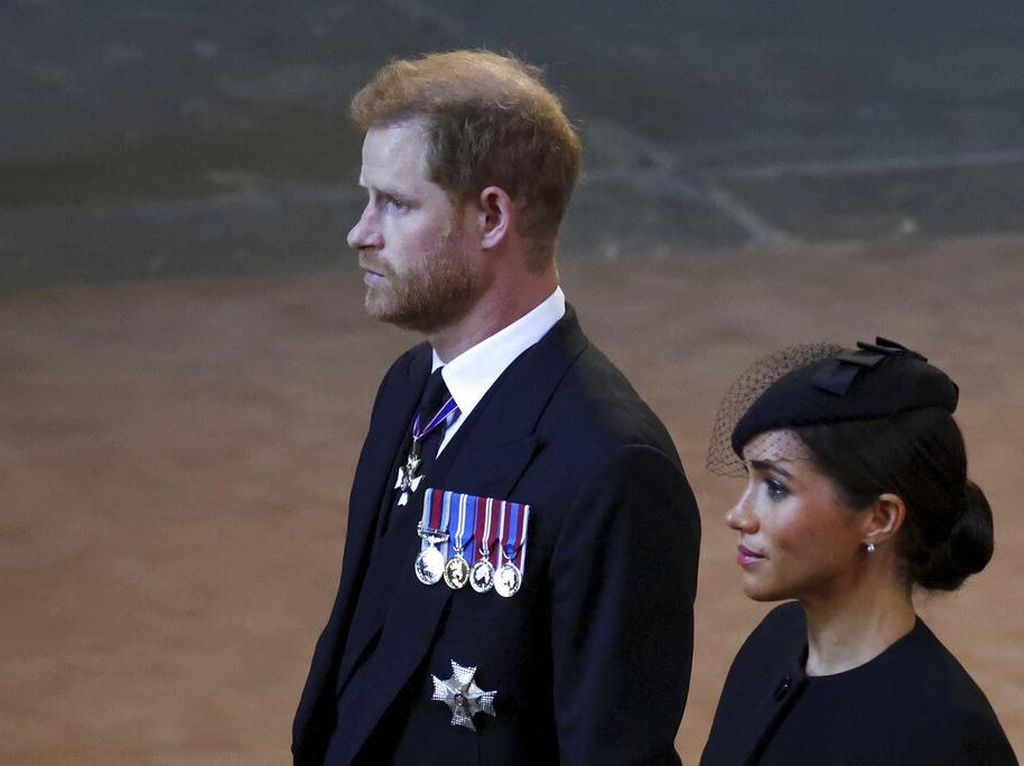 Kisah Penumpang yang Satu Pesawat dengan Pangeran Harry Saat Ratu Wafat Kisah Penumpang yang Satu Pesawat dengan Pangeran Harry Saat Ratu Wafat