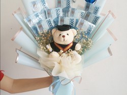 Rekomendasi Bucket Wisuda untuk Cowok yang Unik, Isi Cokelat Hingga Uang