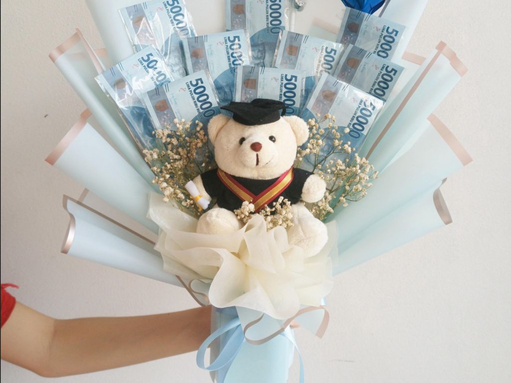 Rekomendasi Bucket Wisuda untuk Cowok yang Unik, Isi Cokelat Hingga Uang Rekomendasi Bucket Wisuda untuk Cowok yang Unik, Isi Cokelat Hingga Uang