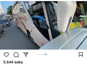 Duh! Maksa Nyalip Lewat Bahu Jalan, Bus Ini Nyundul Mobil