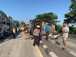 Pecah Ban, Bus AKAP Terguling di Pantura Subang