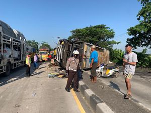 Pecah Ban, Bus AKAP Terguling di Pantura Subang Pecah Ban, Bus AKAP Terguling di Pantura Subang