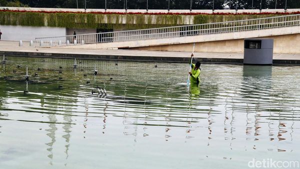 Byur! Petugas Basah-basahan Bersihkan Kolam Lapangan Banteng