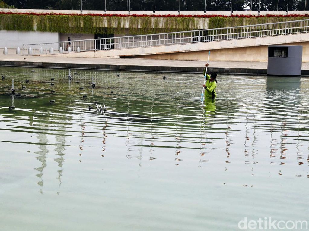 Byur! Petugas Basah-basahan Bersihkan Kolam Lapangan Banteng