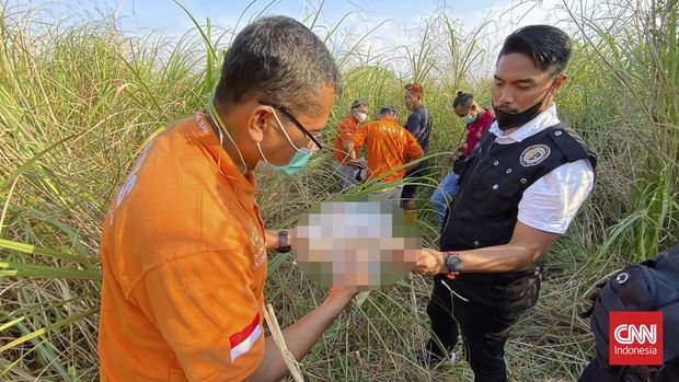 Polisi mendapati beberapa potongan tulang organ manusia saat melakukan penyisiran di tempat penemuan mayat tanpa kepala yang hangus terbakar di kawasan semak Pantai Marina Semarang.