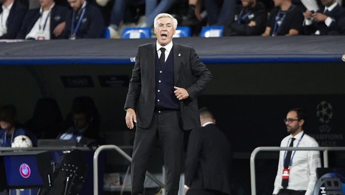 MADRID, SPAIN - SEPTEMBER 14: Carlo Ancelotti, head coach of Real Madrid gestures during the UEFA Champions League group F match between Real Madrid and RB Leipzig at Estadio Santiago Bernabeu on September 14, 2022 in Madrid, Spain. (Photo by Fermin Rodriguez/Quality Sport Images/Getty Images)