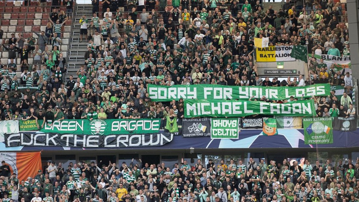 Fans Celtic membentangkan spanduk anti-Kerajaan Inggris dan Ratu Elizabeth II. (Foto: SNS Group via Getty Images/Craig Williamson - SNS Group)