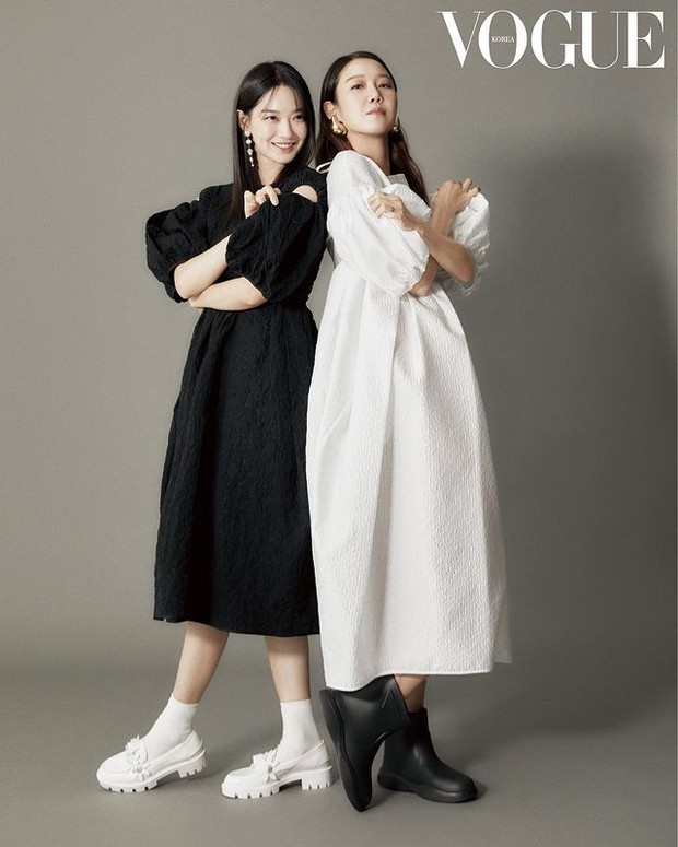 Kebersamaan Gong Hyo Jin dan Shin Min A dalam pemotretan Vogue Korea.