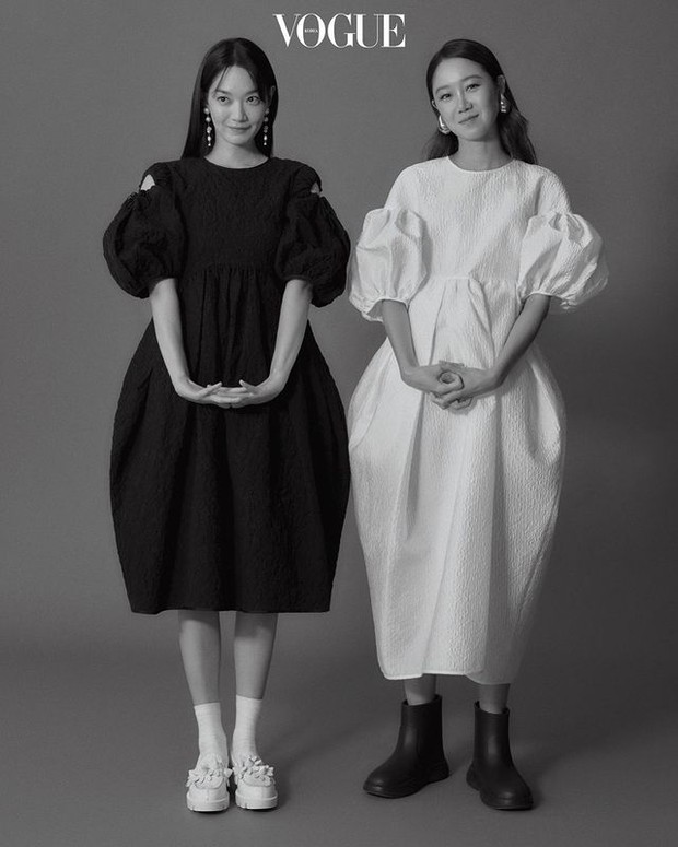 Kebersamaan Gong Hyo Jin dan Shin Min A dalam pemotretan untuk Vogue Korea.