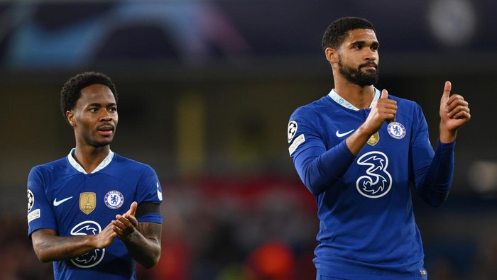 LONDON, ENGLAND - SEPTEMBER 14: Raheem Sterling and Ruben Loftus-Cheek of Chelsea acknowledge the fans following the UEFA Champions League group E match between Chelsea FC and FC Salzburg at Stamford Bridge on September 14, 2022 in London, England. (Photo by Mike Hewitt/Getty Images)