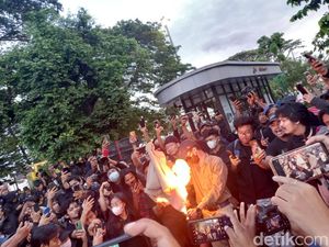 Saat Aksi Bakar Jas Almamater UGM Warnai Demo BBM di Malioboro