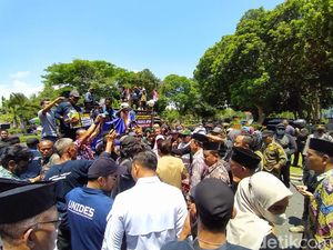 Usai Ditemui Waket DPRD Magelang, Massa Demo BBM Bubarkan Diri